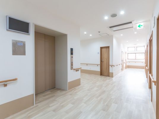 明るいエレベーター廊下