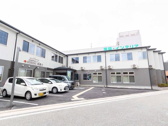 駐車場のある建物外観