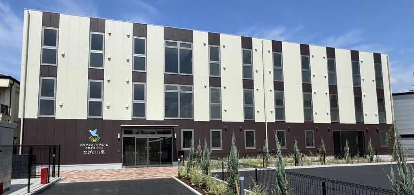 駐車場と建物の外観