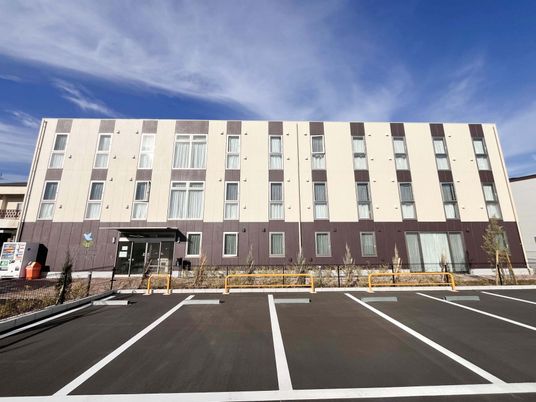 駐車場前の建物外観
