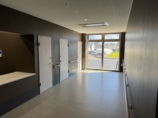 光が差し込む廊下