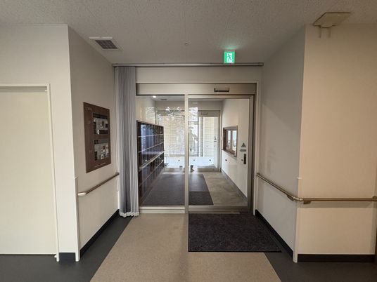 ガラス越しの入り口