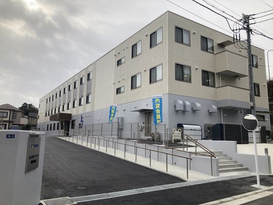 白い外観の建物