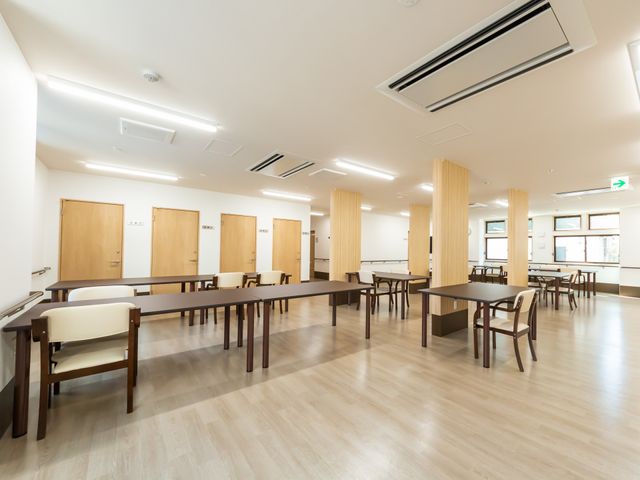 落ち着いた色調のリビング リビング 広々とした空間が広がり、自然光が差し込む落ち着いた雰囲気の場所です。介護職の方が快適に働けます。