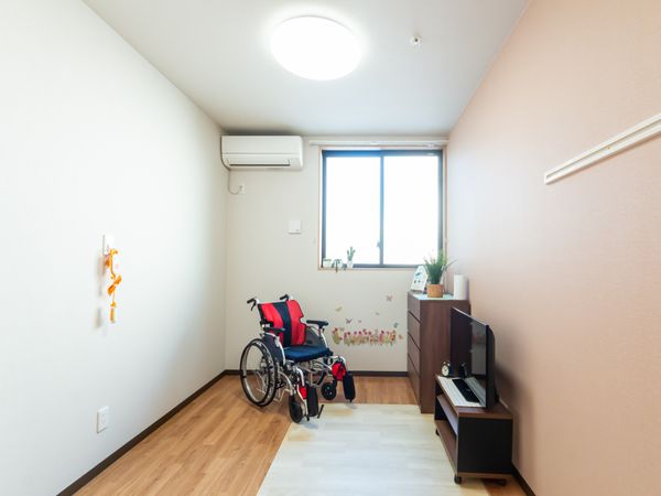 車椅子とテレビのある部屋