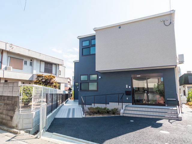広々とした外観 外観 建物はモダンなデザインで、明るく開放的な雰囲気があります。アクセスも良好です。
