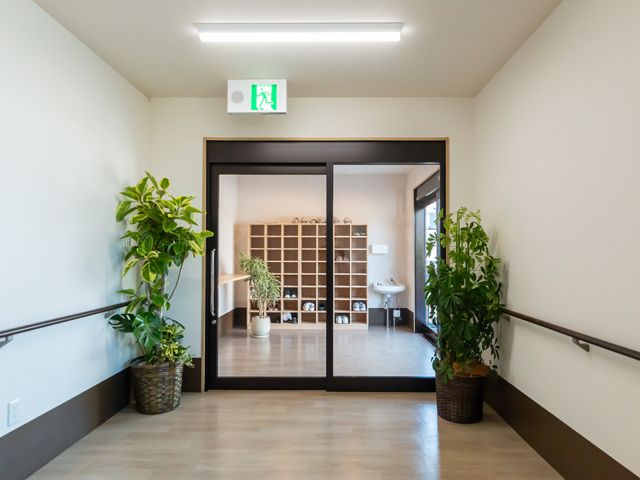 明るい廊下 廊下 自然光が差し込む明るい廊下です。ゆったりとした空間で、快適に通行できます。