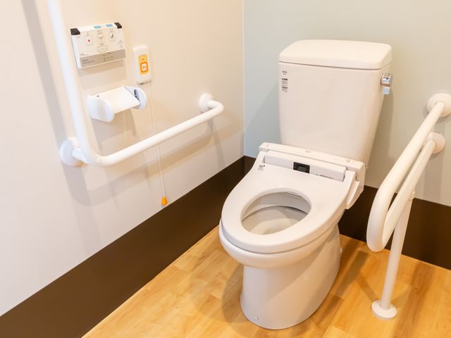安全な設備のトイレ トイレ 手すりがあり、安全に配慮されたトイレです。清潔な空間で快適に利用できます。
