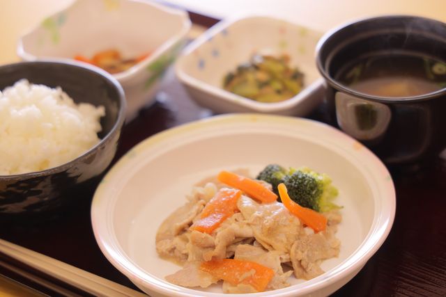 食事 常食からきざみ、ペースト食までご入居者様に合わせたお食事をご提供します。