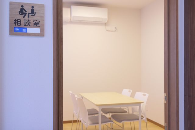 相談のための居室 居室 自然光を利用した清潔感のある相談スペースです。小人数でのリラックスした話し合いに最適です。