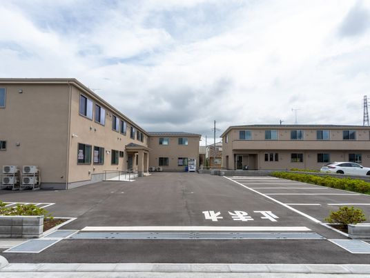 広々とした駐車場の外観