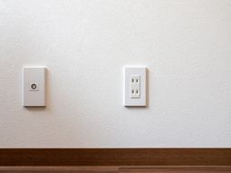 電源コンセント壁面