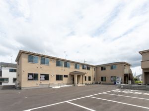 広い駐車場の外観