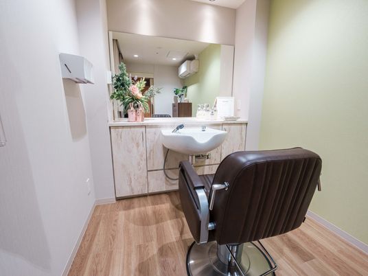 施術用の椅子と洗面台