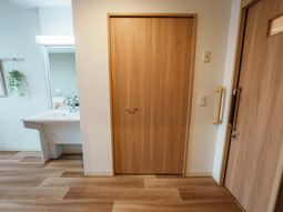 広々とした洗面台のある施設の風景