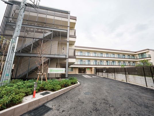 3階建ての施設外観