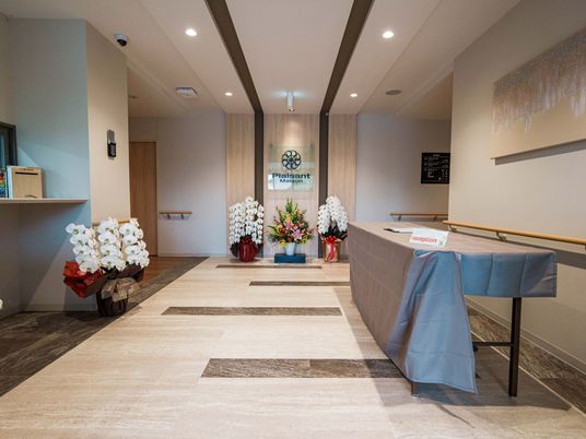 花に囲まれた受付