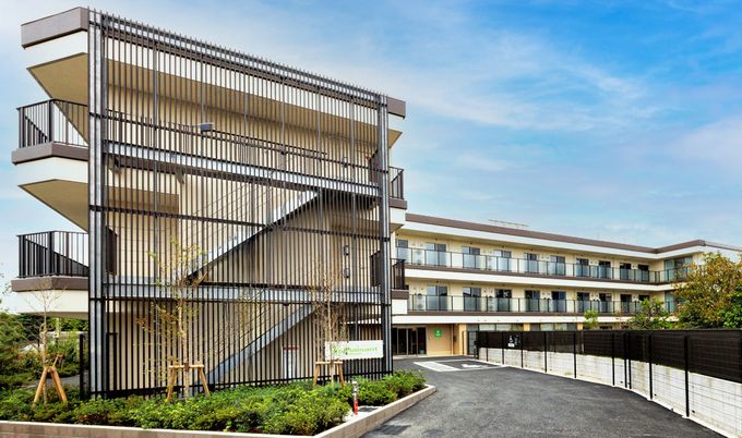 広がる建物の外観