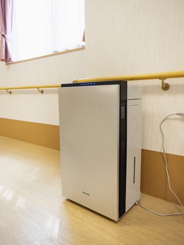 広い廊下と空気清浄機