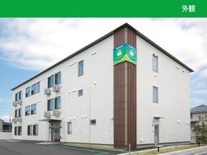白い建物の外観  