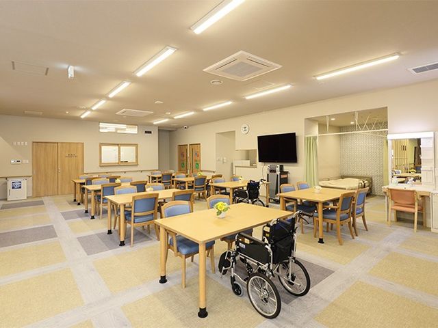 明るい食堂 食堂 広いテーブル配置で、車椅子のままでも動きやすそうな食堂です。奥にはテレビがあり、食事以外の時間も過ごしやすい環境です。