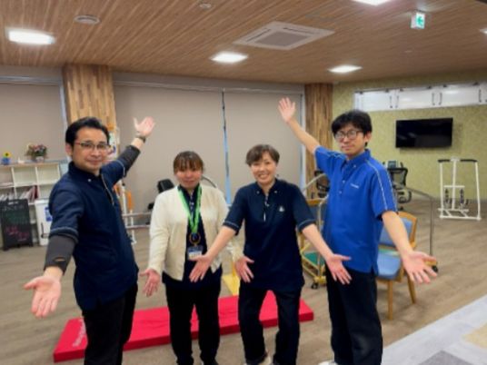 スタッフ4人の機能訓練室  