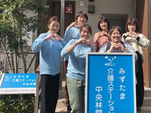 笑顔の職員が並ぶ外観  