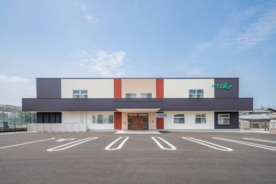 広い駐車場の建物