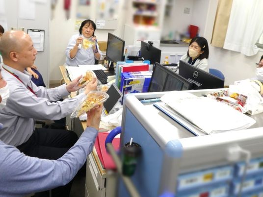 職員が集う事務室  