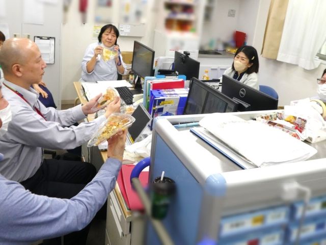 職員が集う事務室  