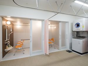洗面台と洗濯機のある廊下  