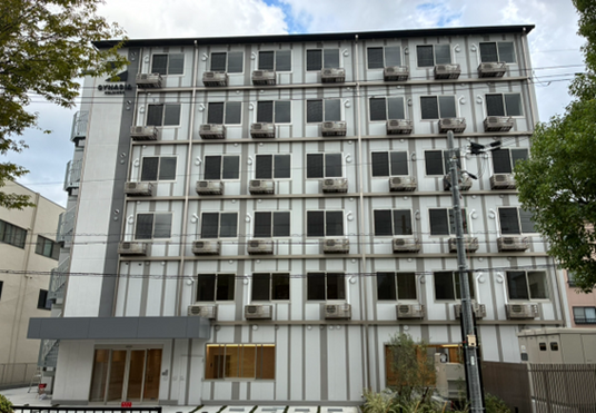 大きな建物の外観