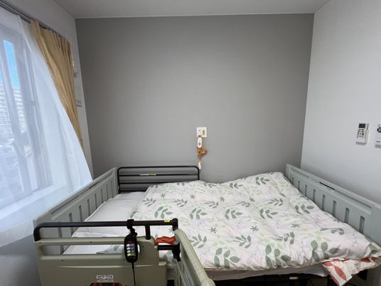 落ち着いた色調の居室
