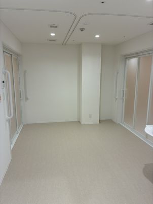 白い部屋の廊下