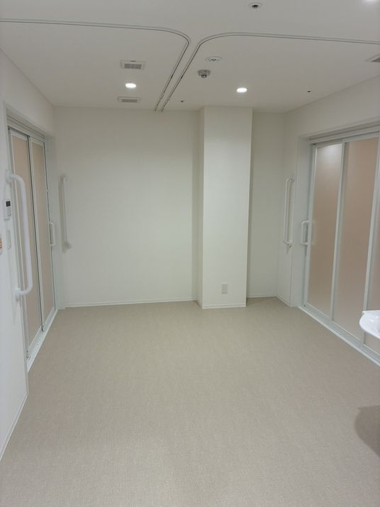 白い部屋の廊下