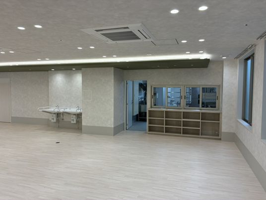 広々とした明るい部屋