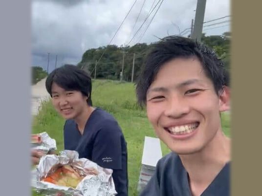 屋外で食事するスタッフ  