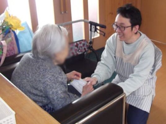 笑顔で談笑する場面