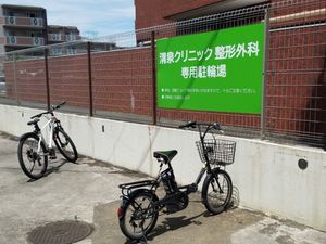 自転車が並ぶ駐輪場  
