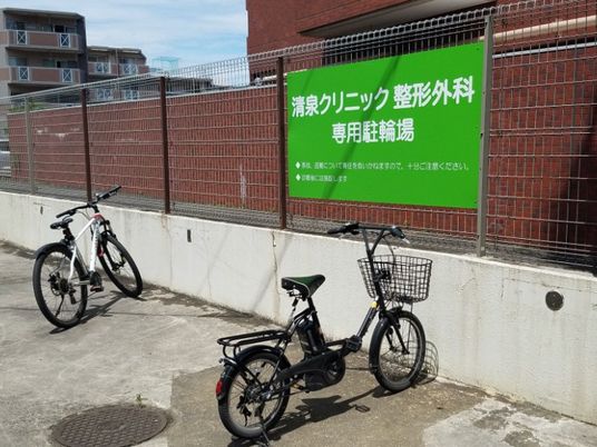 自転車が並ぶ駐輪場  