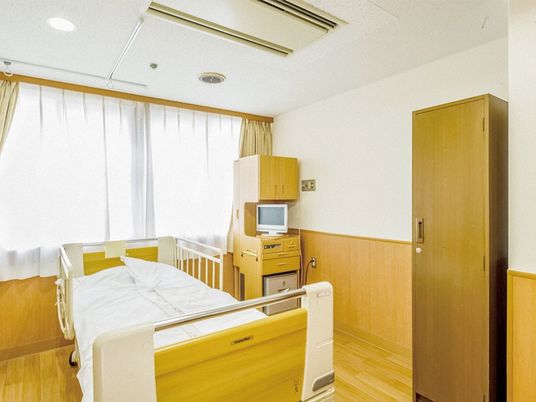 明るい居室のベッド  
