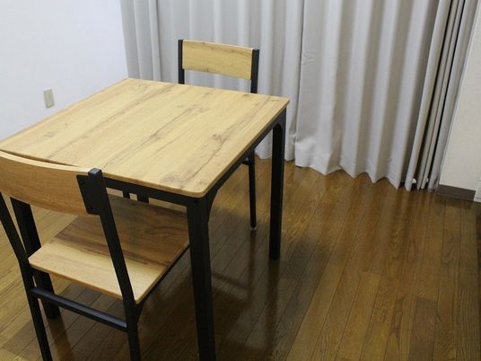 木製の机と椅子の居室  