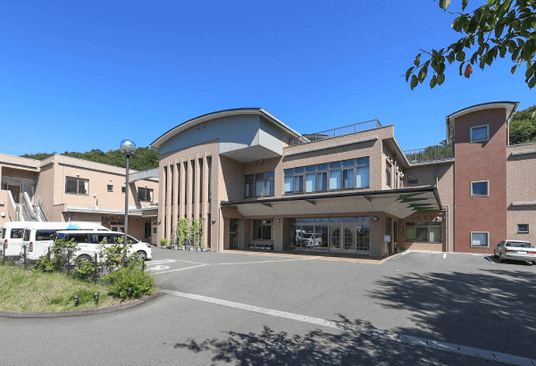 広々とした建物外観