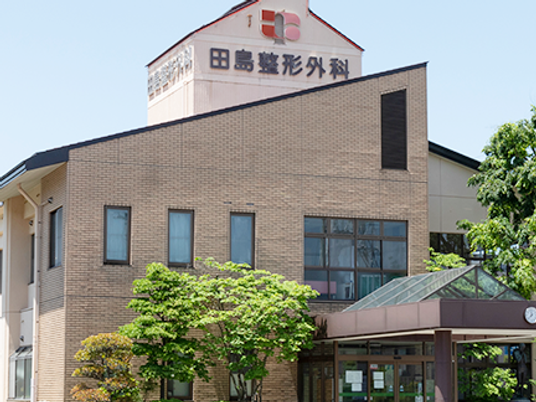 緑に囲まれた外観