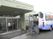 送迎車のある玄関  