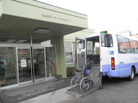 送迎車のある玄関  