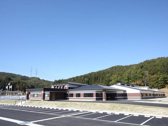 施設外観と駐車場  