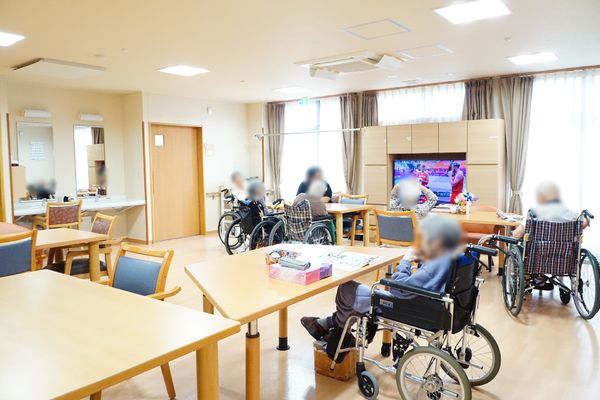 明るい共有ダイニング
