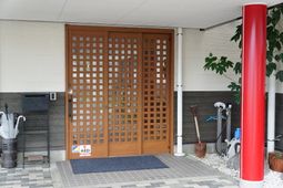 エントランスの木製ドア