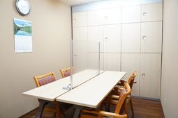 シンプルな食堂のテーブルと椅子